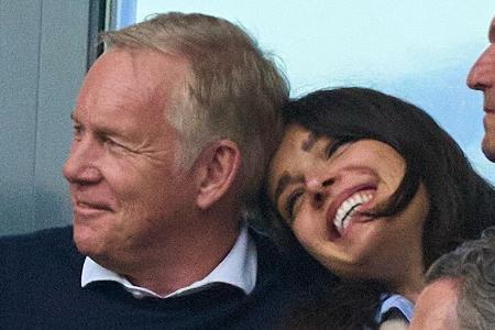 Johannes B. Kerner und Ehefrau Alina: Süße Szenen im Fußballstadion Johannes B. Kerner und Ehefrau Alina: Süße Szenen im Fußballstadion