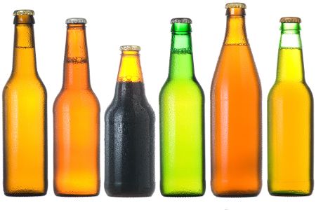 Verschiedenformige und -farbige Bierflaschen