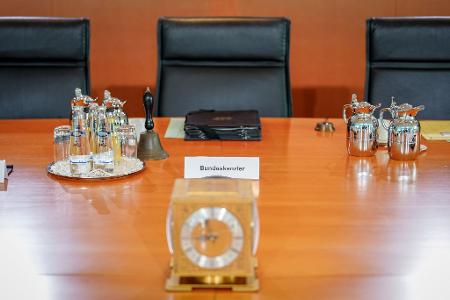Am Kabinettstisch wird künftig die neue schwarz-rote Regierung von Friedrich Merz (CDU) Platz nehmen. (Archivbild) Am Kabinettstisch wird künftig die neue schwarz-rote Regierung von Friedrich Merz (CDU) Platz nehmen. (Archivbild)