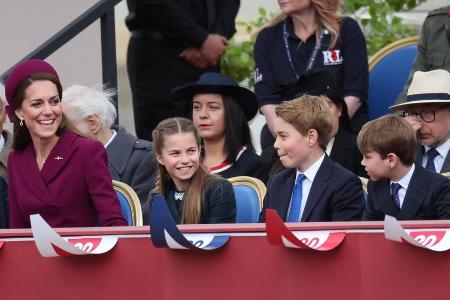 Prinzessin Kate strahlt bei VE Day in Burgunderrot Prinzessin Kate strahlt bei VE Day in Burgunderrot
