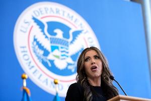 US-Heimatschutzministerin Noem wirbt für "Selbstabschiebung". (Archivbild) 