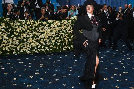 Mit Babybauch bei der Met Gala: Rihanna ist wieder schwanger Mit Babybauch bei der Met Gala: Rihanna ist wieder schwanger