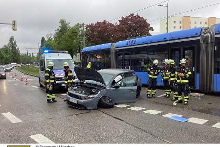 Verkehrsunfall zwischen einer Tram und einem Pkw. Verkehrsunfall zwischen einer Tram und einem Pkw.
