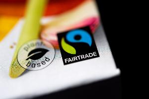 Wenn dieses Siegel auf einer Verpackung ist, soll der Inhalt fair produziert und gehandelt sein - so das Versprechen des Vereins Fairtrade.
