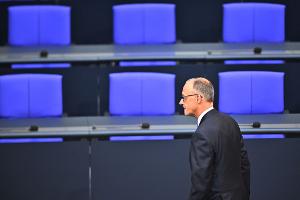 Friedrich Merz ist im ersten Wahlgang nicht zum Bundeskanzler gewählt worden - und der Dax gibt nach. 