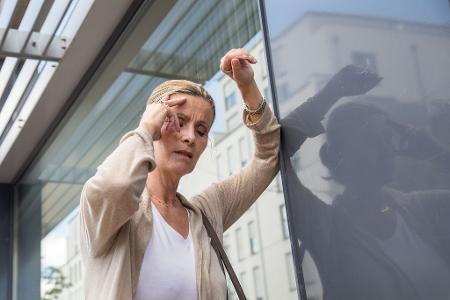 Bei Frauen kann sich ein Schlaganfall mit diffusen Symptomen wie Schwindel oder Verwirrtheit bemerkbar machen.