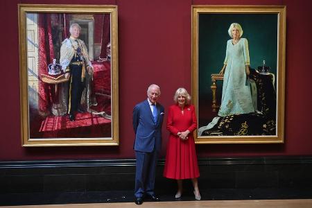 Krönungsjubiläum: Charles und Camilla enthüllen neue Porträts Krönungsjubiläum: Charles und Camilla enthüllen neue Porträts