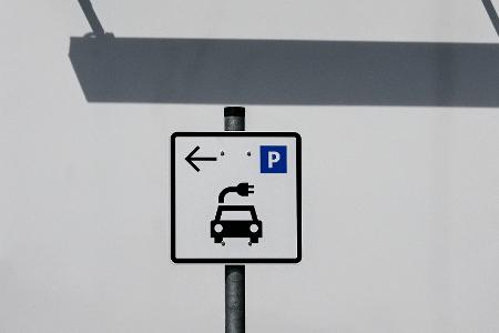 Die Zahl der Neuzulassungen von E-Autos in Deutschland zieht wieder an. (Archivbild) Die Zahl der Neuzulassungen von E-Autos in Deutschland zieht wieder an. (Archivbild)