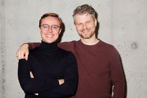 Die beiden Mitbegründer des Berliner KI-Start-ups Parloa Malte Kosub (l) und Stefan Ostwald.