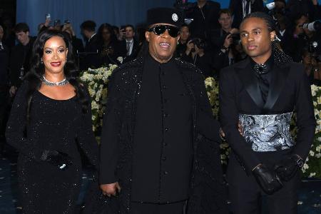 Motown-Legende Stevie Wonder feiert sein Debüt bei der Met Gala Motown-Legende Stevie Wonder feiert sein Debüt bei der Met Gala
