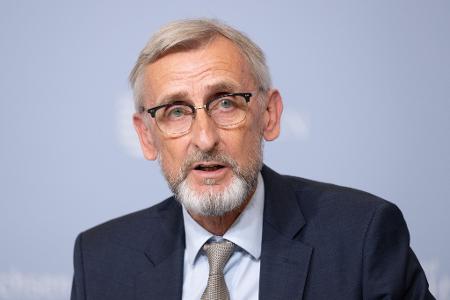 Innenminister Armin Schuster lehnt nach AfD-Einstufung anlasslose Gesinnungsprüfung für Beamte mit AfD-Mitgliedschaft ab. (Archivbild) Innenminister Armin Schuster lehnt nach AfD-Einstufung anlasslose Gesinnungsprüfung für Beamte mit AfD-Mitgliedschaft ab. (Archivbild)