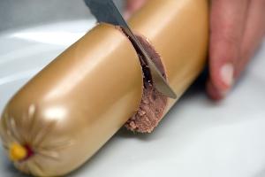 Bundesverwaltungsgericht urteilt zu Streit um Wurstverpackung (Symbolbild).