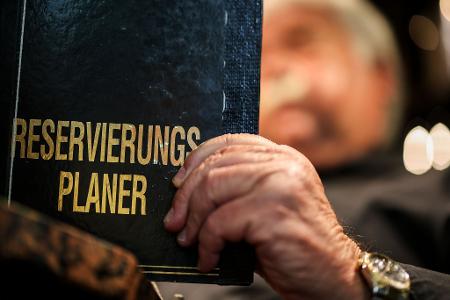 Altmodisch? Ein Gastronom schaut in sein Reservierungsbuch.