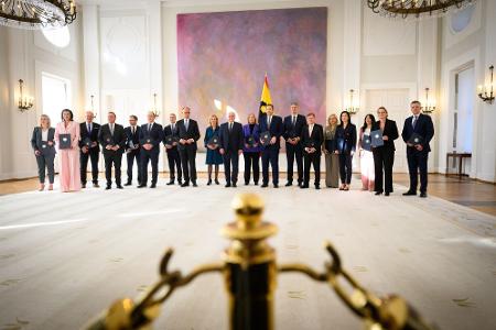 Erst erfolgte die Ernennung der Ministerinnen und Minister im Schloss Bellevue, dann ging es zum Amtseid in den Bundestag.