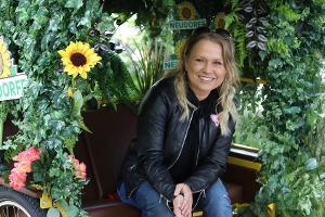 So entflieht Nova Meierhenrich dem Medienrummel