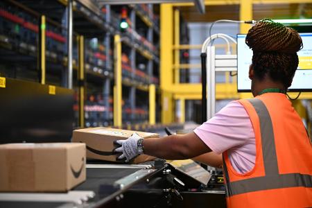 Eine Amazon-Mitarbeiterin an einem Standort des US-Logistikers in Dortmund - ein Job von 40.000 in Deutschland, Tendenz steigend. Eine Amazon-Mitarbeiterin an einem Standort des US-Logistikers in Dortmund - ein Job von 40.000 in Deutschland, Tendenz steigend.