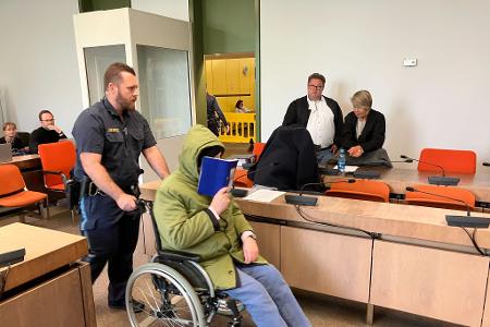 Das Gericht verhängt für beide Angeklagte Haftstrafen. Das Gericht verhängt für beide Angeklagte Haftstrafen.