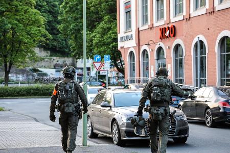 Eine Razzia gegen mutmaßliche Drogen- und Waffenhändler in vier Bundesländern hat auch ein Mehrfamilienhaus in Hagen in den Fokus genommen. Eine Razzia gegen mutmaßliche Drogen- und Waffenhändler in vier Bundesländern hat auch ein Mehrfamilienhaus in Hagen in den Fokus genommen.