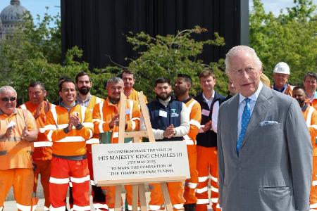 König Charles feixt mit Arbeitern des Londoner König Charles feixt mit Arbeitern des Londoner