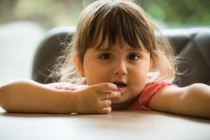 Kleine Kinder sind neugierig und erkunden ihre Umgebung mit allen Sinnen. Dazu gehört auch, Gegenstände in den Mund zu nehmen. 
