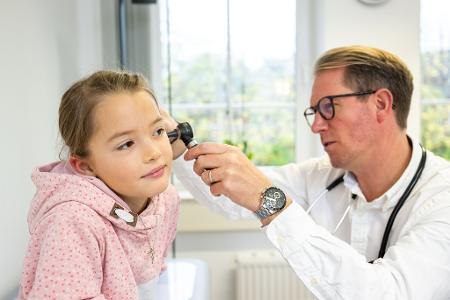 Was sitzt wie tief im Ohr? Ärztinnen und Ärzte können das herausfinden. 