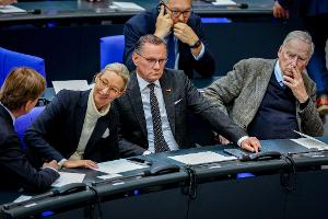 Die AfD-Chefs Alice Weidel und Tino Chrupalla nehmen zum 80. Jahrestag des Kriegsendes an einer Gedenkstunde im Bundestag teil. Am selben Tag kommt die Nachricht , dass der Verfassungsschutz vorläufig seine Einstufung der AfD als "gesichert rechtsextremistisch" auf Eis legt. 