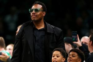 Im Bademantel durch LA: Ex-NBA-Star löst Wettschulden ein