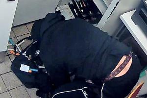 (146/2025) Göttingen: Überfall auf Schnellrestaurant im September 2024, Polizei fahndet mit Bildern aus Überwachungskamera nach zwei maskierten Tätern