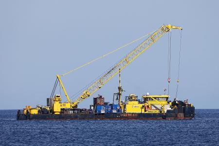 Das riesige Schiff, das vor der italienischen Mittelmeerinsel in etwa 50 Metern Tiefe liegt, soll bis Mitte Juni nach oben gebracht werden. Das riesige Schiff, das vor der italienischen Mittelmeerinsel in etwa 50 Metern Tiefe liegt, soll bis Mitte Juni nach oben gebracht werden.
