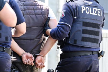 Den 27-Jährigen nahm die Polizei in Gewahrsam.