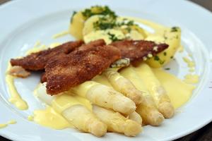 Diejenigen, die Spargel mögen, essen ihn am liebsten mit Sauce hollandaise (einer Soße, die ursprünglich nur aus Butter, Eigelb und einer Reduktion aus Weißwein besteht). (Archivbild)