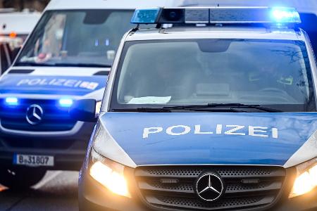 Ein totes Baby wird in Berlin an einem Gehweg gefunden, die Polizei ermittelt. Ein totes Baby wird in Berlin an einem Gehweg gefunden, die Polizei ermittelt.