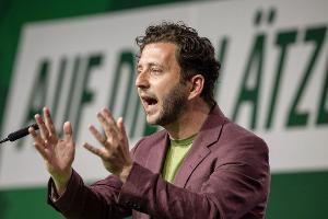 Der Grünen-Chef appelliert an die Union, den Weg für ein AfD-Verbotsverfahren freizumachen. 