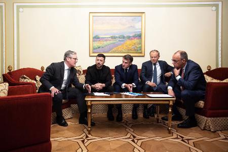 Mit Trump am Telefon: Fünf europäische Staatschefs in Kiew. 