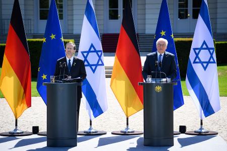 Die Präsidenten Deutschlands und Iraels, Steinmeier und Herzog, berichten in einer Pressekonferenz über ihr Gespräch.