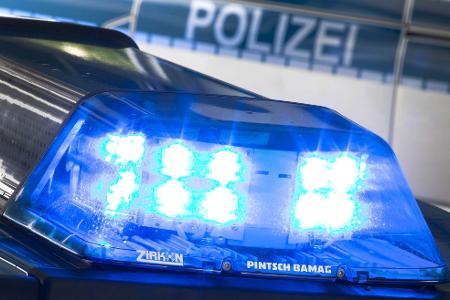 Die Frau starb noch am Unfallort. (Symbolbild) Die Frau starb noch am Unfallort. (Symbolbild)