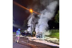 Rheinhausen: Brennende Autos - Zeugensuche