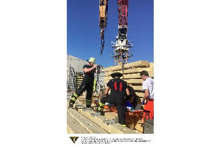 Die Feuerwehr München rettet einen verletzten Bauarbeiter mithilfe des Krans einer Baufirma vom Dach einer Baustelle in der Münchner Innenstadt. Die Feuerwehr München rettet einen verletzten Bauarbeiter mithilfe des Krans einer Baufirma vom Dach einer Baustelle in der Münchner Innenstadt.