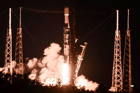 Weil es Verzögerungen bei einem europäischen Raketenprogramm gab, genehmigte die EU einen millionenschweren Auftrag für SpaceX. (Archivbild)