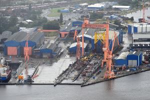 Behördenschiffe und Fähren dürfen künftig auf einer Werft im ostfriesischen Emden abgewrackt und recycelt werden. (Archivbild)