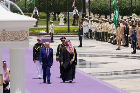 US-Präsident Trump wurde in Riad mit militärischen Ehren empfangen. 