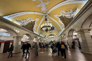 Moskaus Metro feiert in diesem Jahr ihr 90-jähriges Bestehen - die Station Komsomolskaja ist besonders prachtvoll.