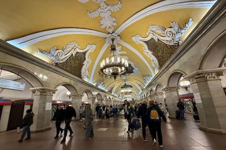 Moskaus Metro feiert in diesem Jahr ihr 90-jähriges Bestehen - die Station Komsomolskaja ist besonders prachtvoll. Moskaus Metro feiert in diesem Jahr ihr 90-jähriges Bestehen - die Station Komsomolskaja ist besonders prachtvoll.