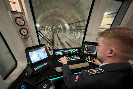 Ein U-Bahn-Fahrer lenkt einen modernen Zug auf der neuen großen Ringlinie der Metro.