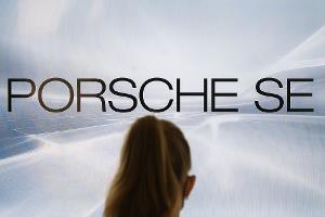 Die VW-Dachgesellschaft Porsche SE ist mit einem Milliardenverlust ins Jahr gestartet. (Archivbild)