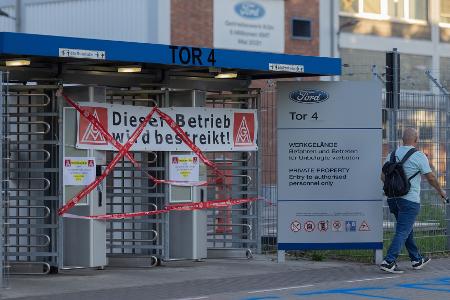 Da kommt niemand rein: ein Werkstor von Ford am Streiktor.