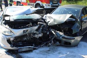 58-jähriger Mann bei Verkehrsunfall am Volmeabstieg schwer verletzt - PKW fängt Feuer