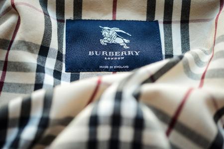 Burberry wurde 1856 in England gegründet und ist unter anderem für seine Trenchcoats, karierten Schals und andere Luxusartikel bekannt. (Archivbild) Burberry wurde 1856 in England gegründet und ist unter anderem für seine Trenchcoats, karierten Schals und andere Luxusartikel bekannt. (Archivbild)