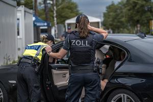 Fehlende, gefälschte und erschlichene Dokumente/ Bundespolizei greift drei Migranten auf