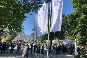 Aktionäre auf dem Weg zur BMW-Hauptversammlung, die zum ersten Mal seit fünf Jahren wieder in Präsenz stattfindet. 